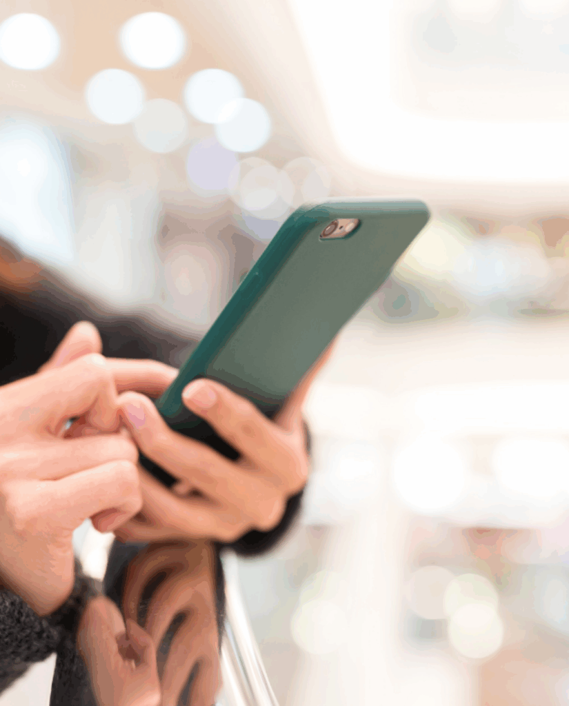 Frau hält Smartphone – Moment der Kontaktaufnahme und ersten Anfrage